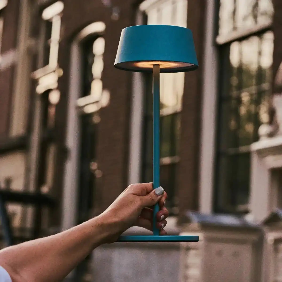 Hugo Amsterdams blaue wiederaufladbare Tischlampe aus Eisen – dimmbar, stilvoll und kabellos