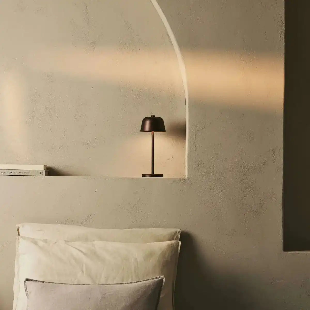Anton Espresso Brown wiederaufladbare Tischlampe | Stilvolle und schnurlose Beleuchtung