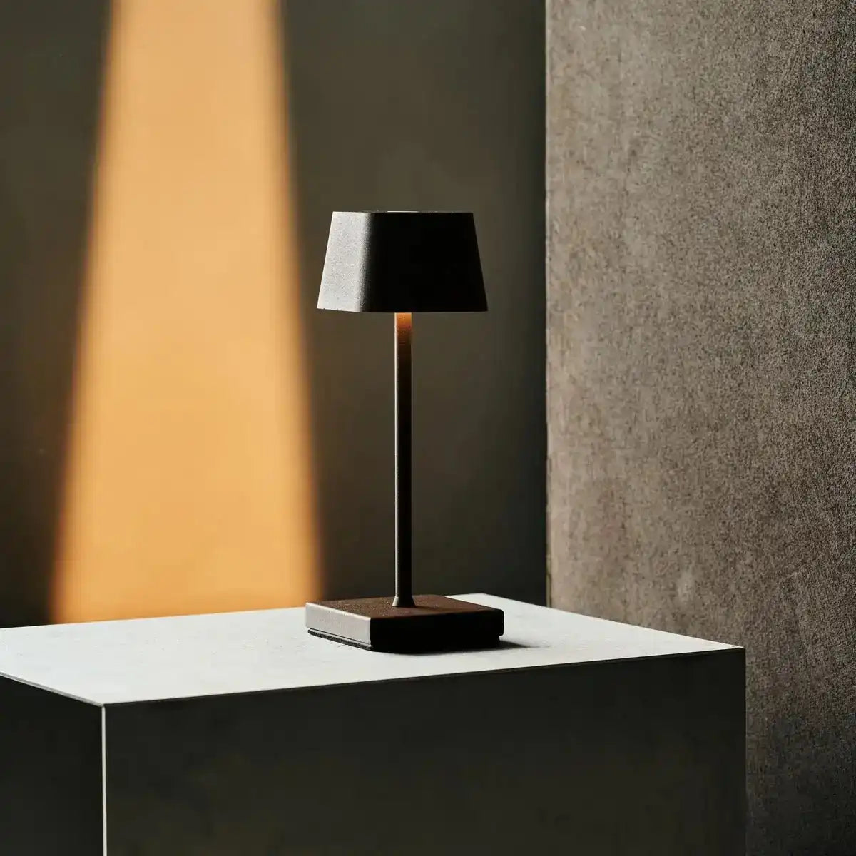 Sarphati Mini Mokka Braune Schnurkabellampe - drahtlos wiederaufladbar über Ladestation, dimmbare Lampe und 3 Lichtmodi