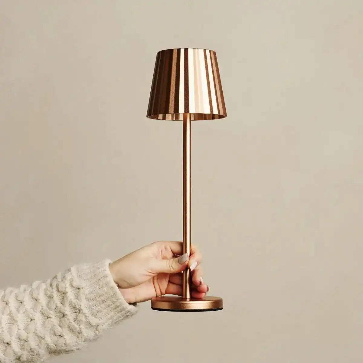 Maya Copper Rippen -Tischlampe aus Eisen - dimmbare Lampe und 3 Lichtmodi, wiederaufladbar über drahtlose Ladestation