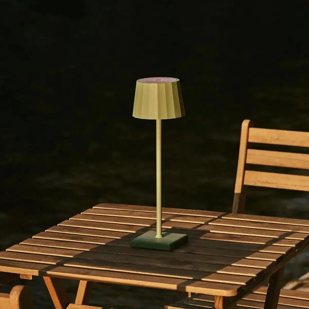 Combi Set Professional-8 x Wouter Sage Green wiederaufladbare Tischlampen und 1 x Zentrale Station Wireless Ladestation mit Qi-Technologie