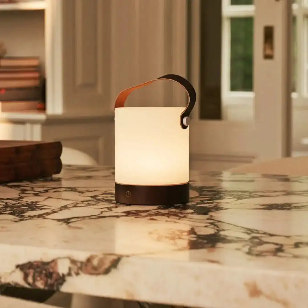Avery dunkelbraune wiederaufladbare Tischlampe aus Holz – kabellos und dimmbar mit Lederband