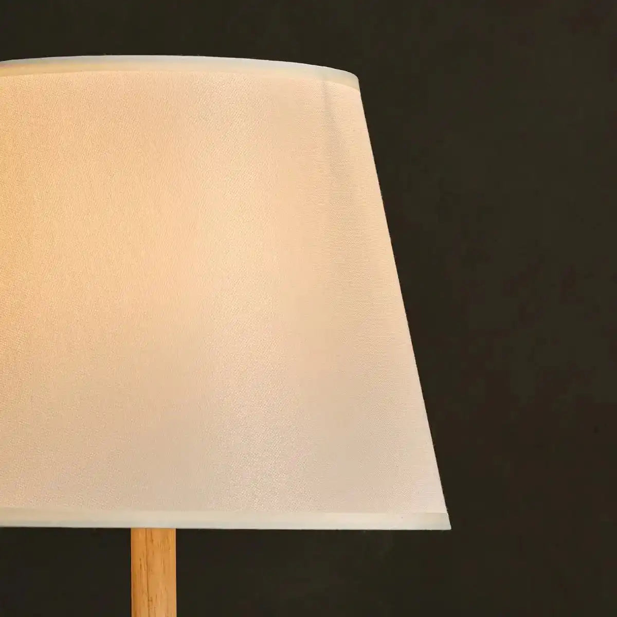 Emily hellbraune Holzlampe mit Kabel - handgefertigtes nachhaltiges Design für Zuhause