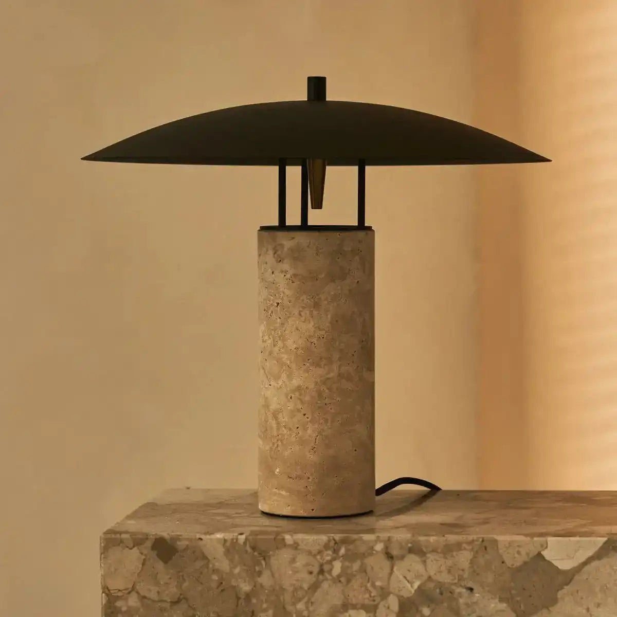 Nicolaas Travertin-Lampe – elegantes handgefertigtes Design mit Metall und Travertin