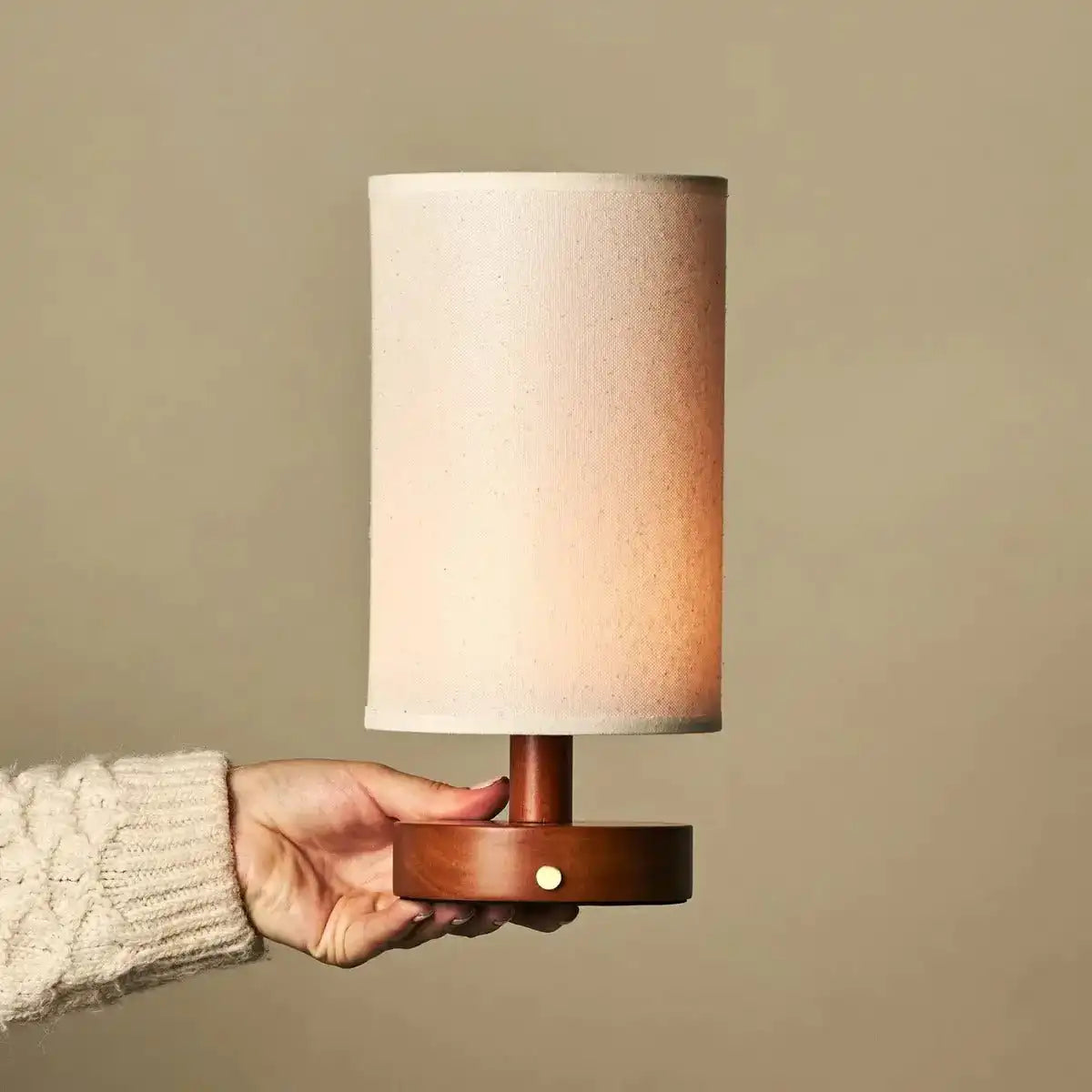 Ben Chestnut Brown Tischlampe aus Holz – wiederaufladbar, dimmbar, USB-C-betrieben