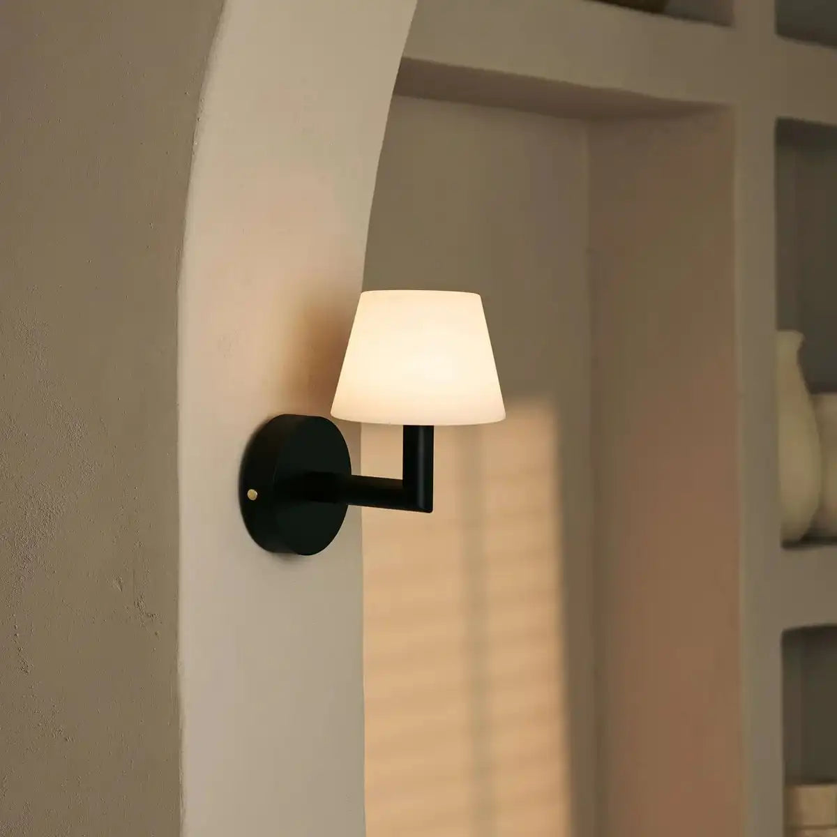 Ted Black Holz wiederaufladbare Wandlampe | Schnurlos und dimmbare Beleuchtung