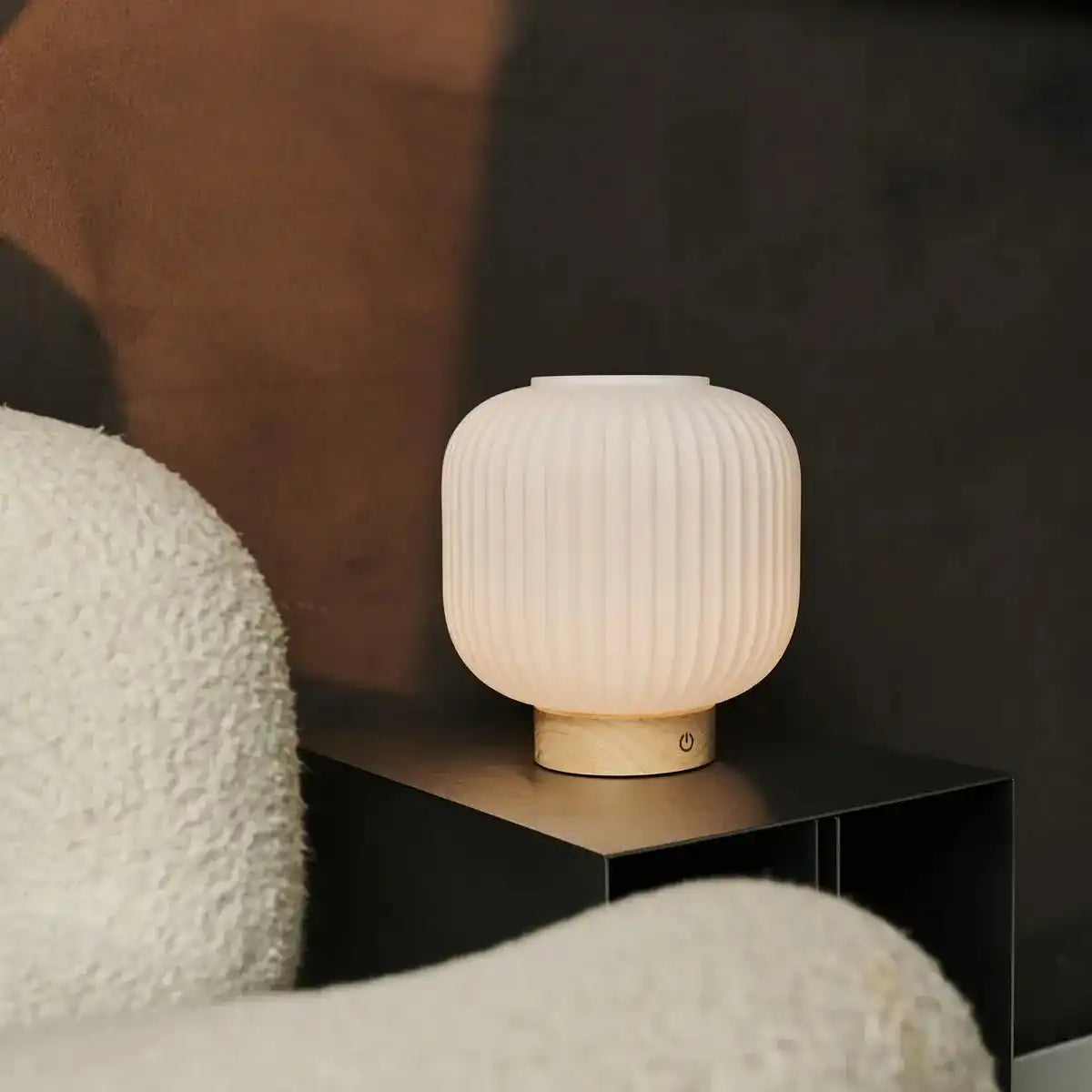 Lyla einzigartige wiederaufladbare Lampe - gefrostete Glas & Holzbasis, dimmbar, 3 Lichtmodi