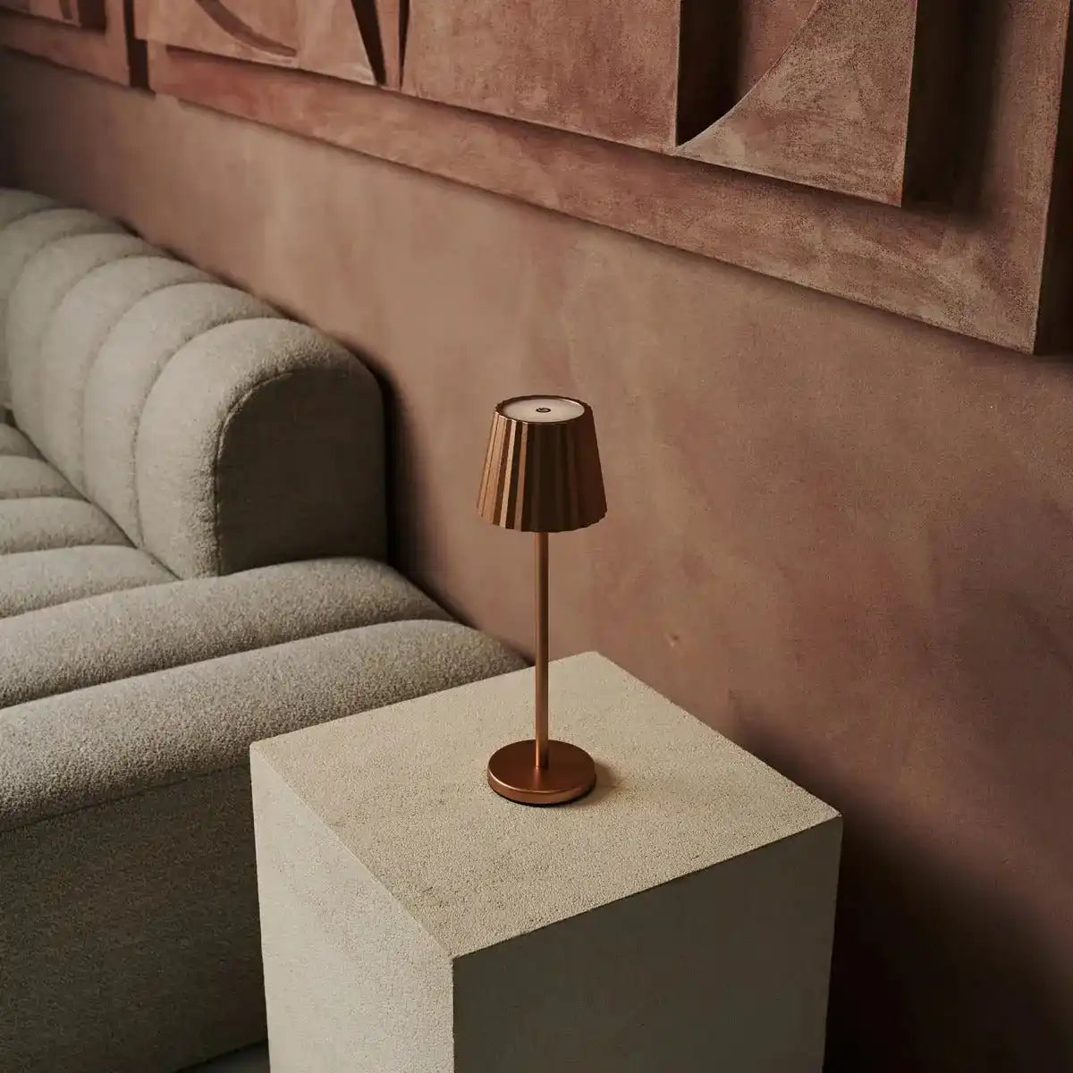 Maya Copper Rippen -Tischlampe aus Eisen - dimmbare Lampe und 3 Lichtmodi, wiederaufladbar über drahtlose Ladestation