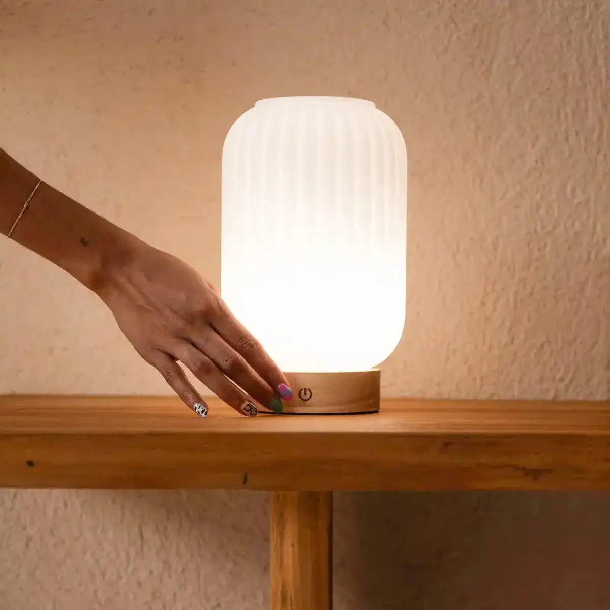 Einzigartige wiederaufladbare Lilly-Lampe – Milchglas und Holzsockel, dimmbar, 3 Lichtmodi