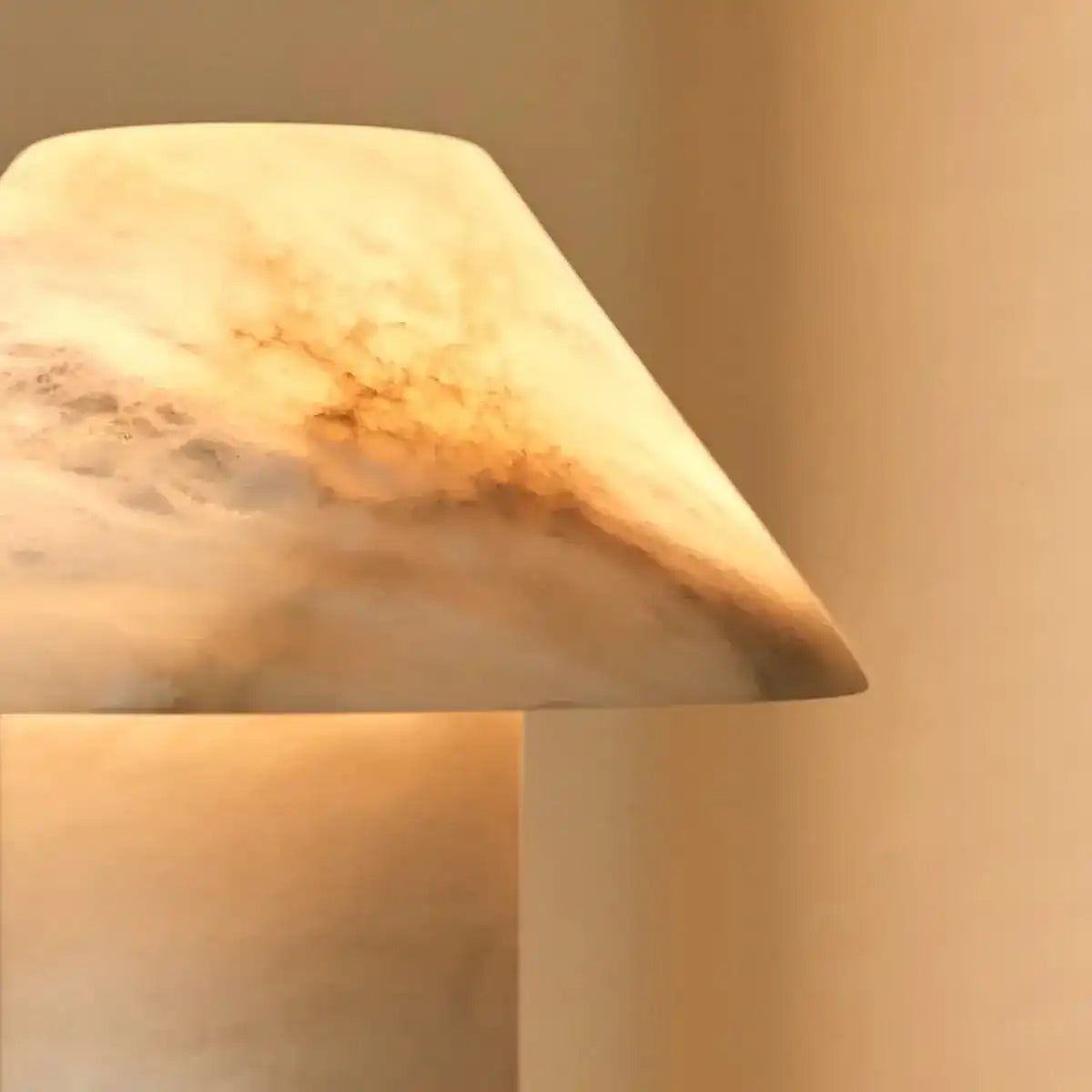 Stilvolle Alabasterlampe Eleonora – handgefertigt, einzigartiges Design mit sanftem Glanz