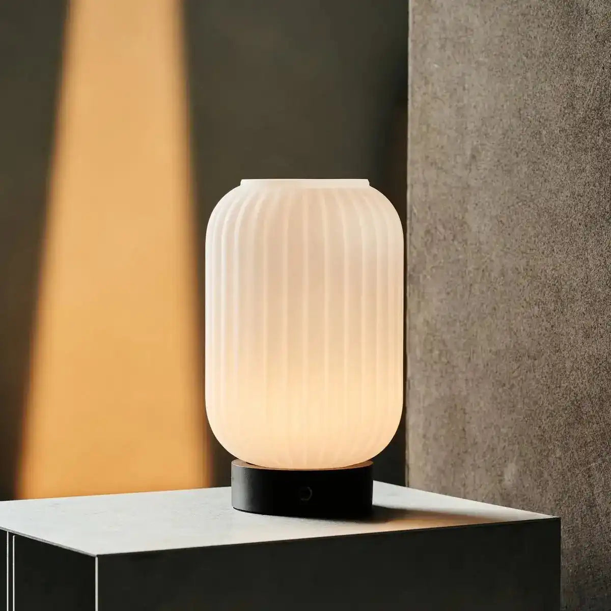 Lilly Dark Brown einzigartige wiederaufladbare Lampe - gefrostete Glaslampe, Holzbasis, dimmbar, 3 helle Modi