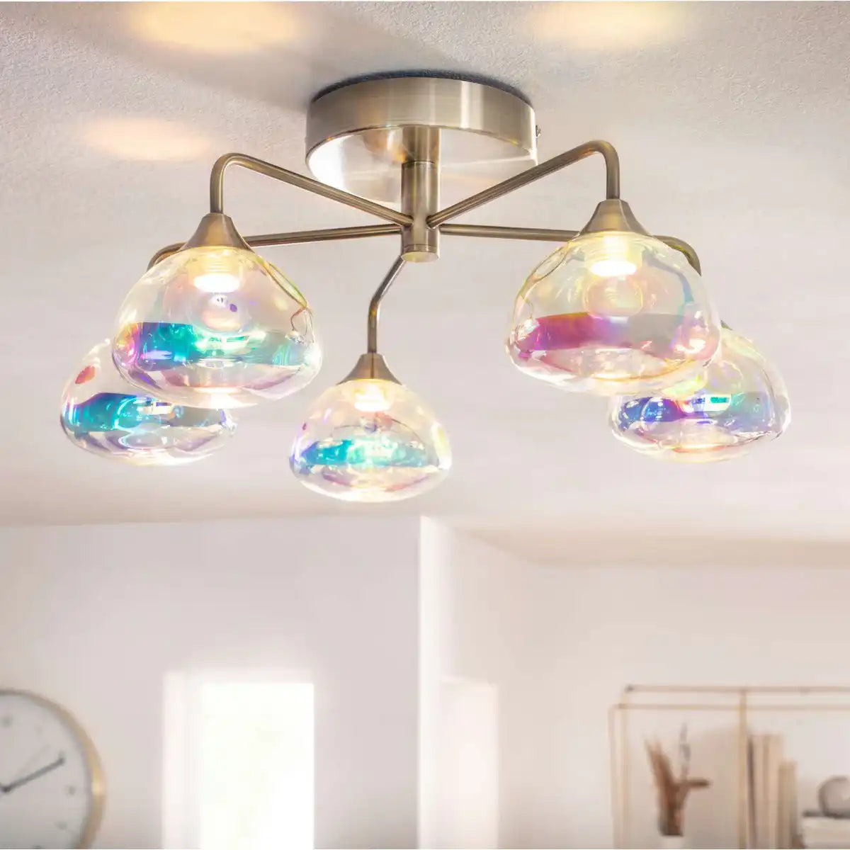 LED Deckenleuchte 5-flammig "VARNA", Deckenlampe aus messingfarbenem Metall und irisierendem Glas, mit fest verbauten LEDs, 50 cm Durchmesser, stilvolle Beleuchtung für Wohnzimmer, Esszimmer oder Diele