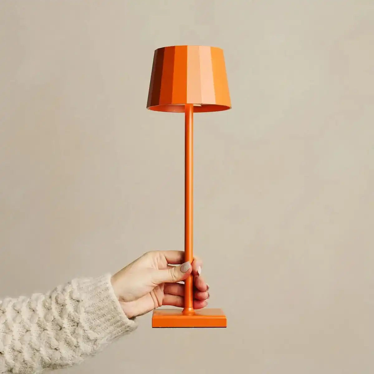 Combi Set Professional-4 x Wouter Blossom Orange wiederaufladbare Tischlampen & 1 x Amstel Wireless Ladestation mit Qi-technologyr