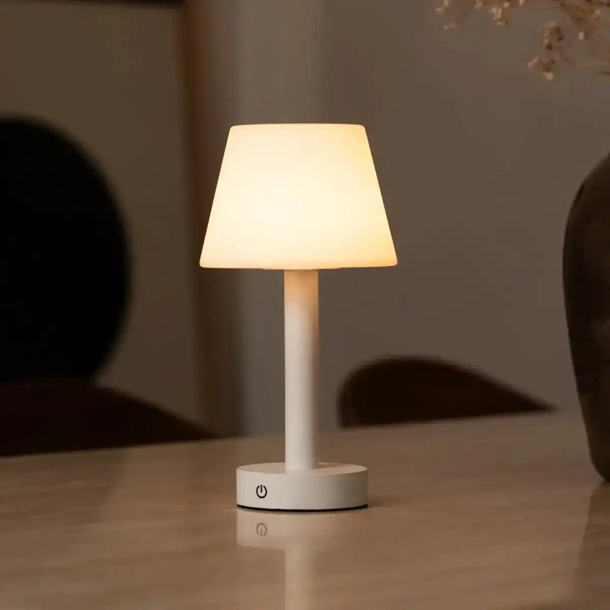 Zoë Weiße wiederaufladbare Tischlampe aus Holz | Kabellos, dimmbar, USB-C, 80-Stunden-Akku