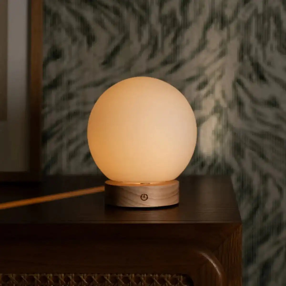 Flores hellbraune Holzlampe mit Glasbirne - wiederaufladbares und dimmbares kabelloses Licht