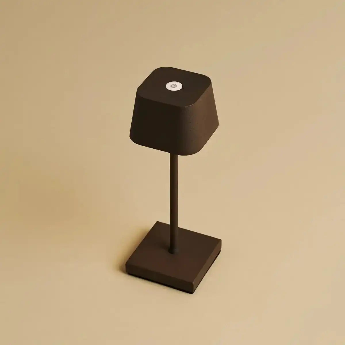 Combi Set Professional-4 x Sarphati Mini Mocha Brown wiederaufladbare Tischlampen & 1 x Amstel Wireless Ladestation mit Qi-Technologie