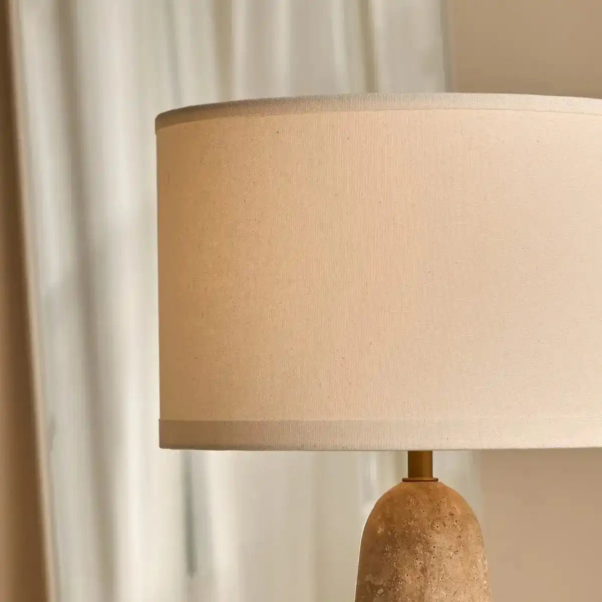 Isla-Travertinlampe mit Baumwollschirm – elegant und zeitlos