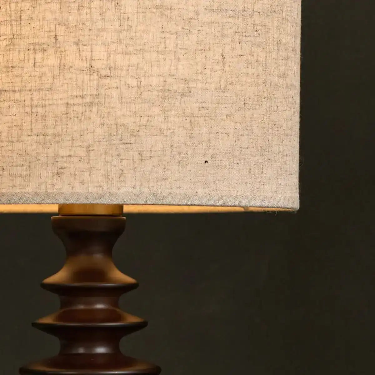 Bodhi Dunkelbraune Holzlampe mit beigem Lampenschirm – Elegante Beleuchtung für jeden Raum