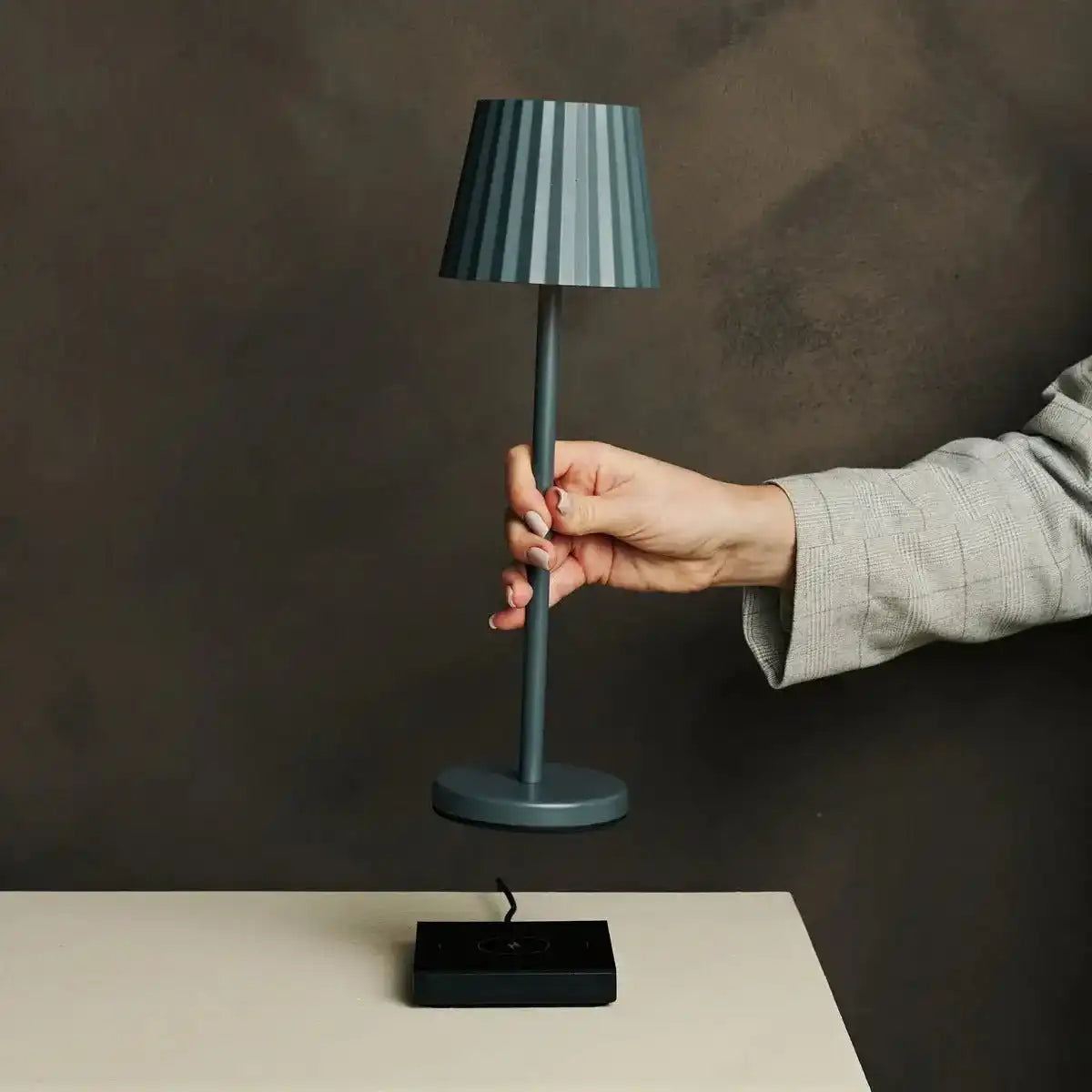 Maya Stone Grey Rippes Tischlampe aus Eisen - dimmbare Lampe und 3 Lichtmodi, wiederaufladbar über drahtlose Ladestation