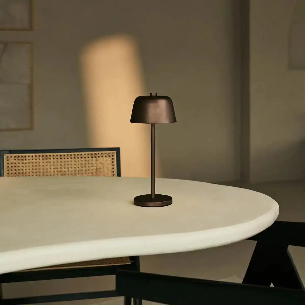 Anton Espresso Brown wiederaufladbare Tischlampe | Stilvolle und schnurlose Beleuchtung