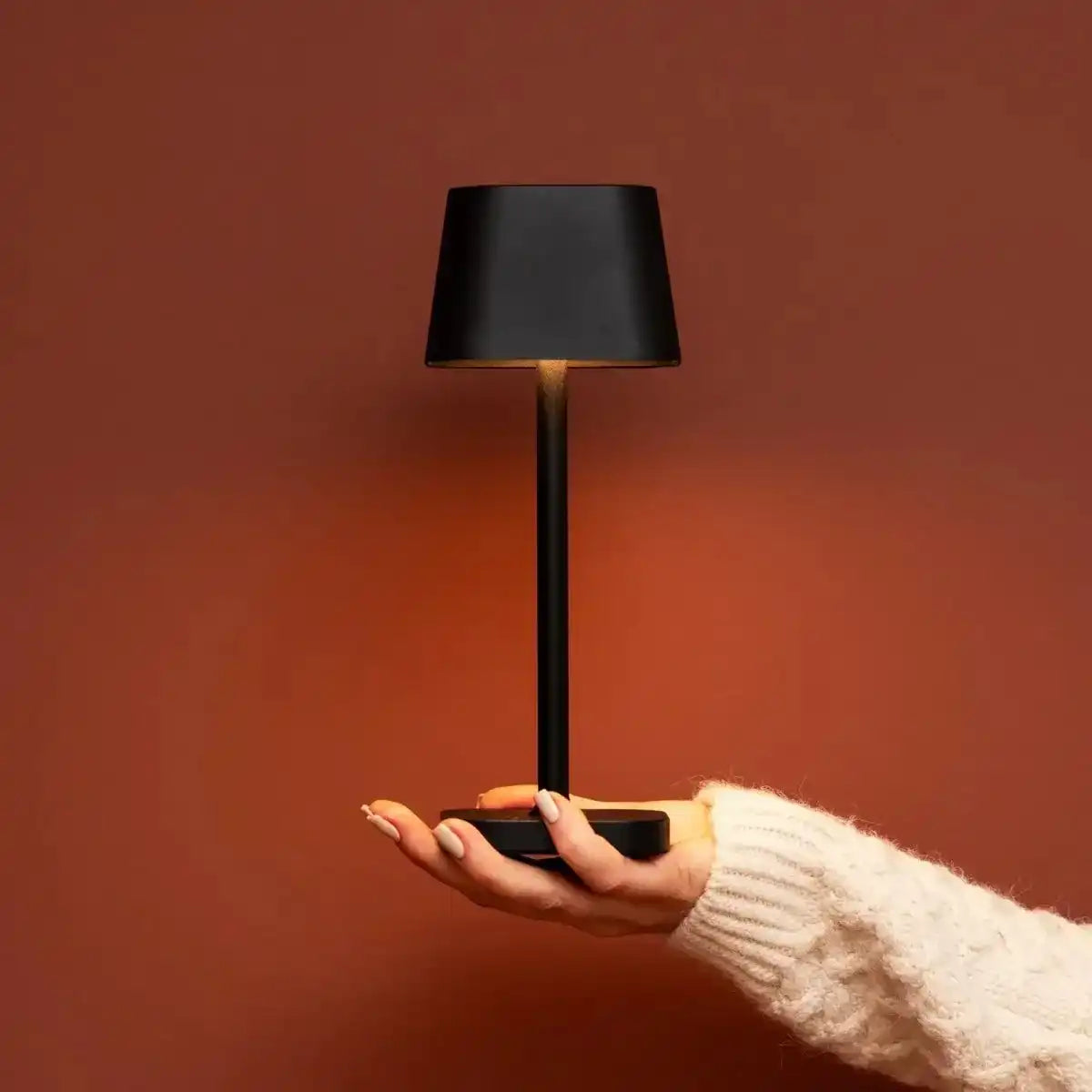 Ava Black wiederaufladbare Tischlampe | Schlanke kabellose Beleuchtungslösung