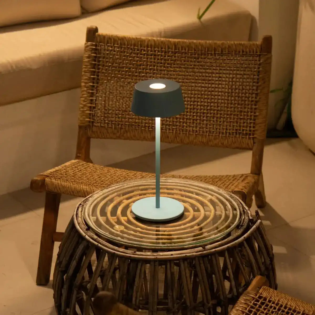 Hugo Amsterdams blaue wiederaufladbare Tischlampe aus Eisen – dimmbar, stilvoll und kabellos