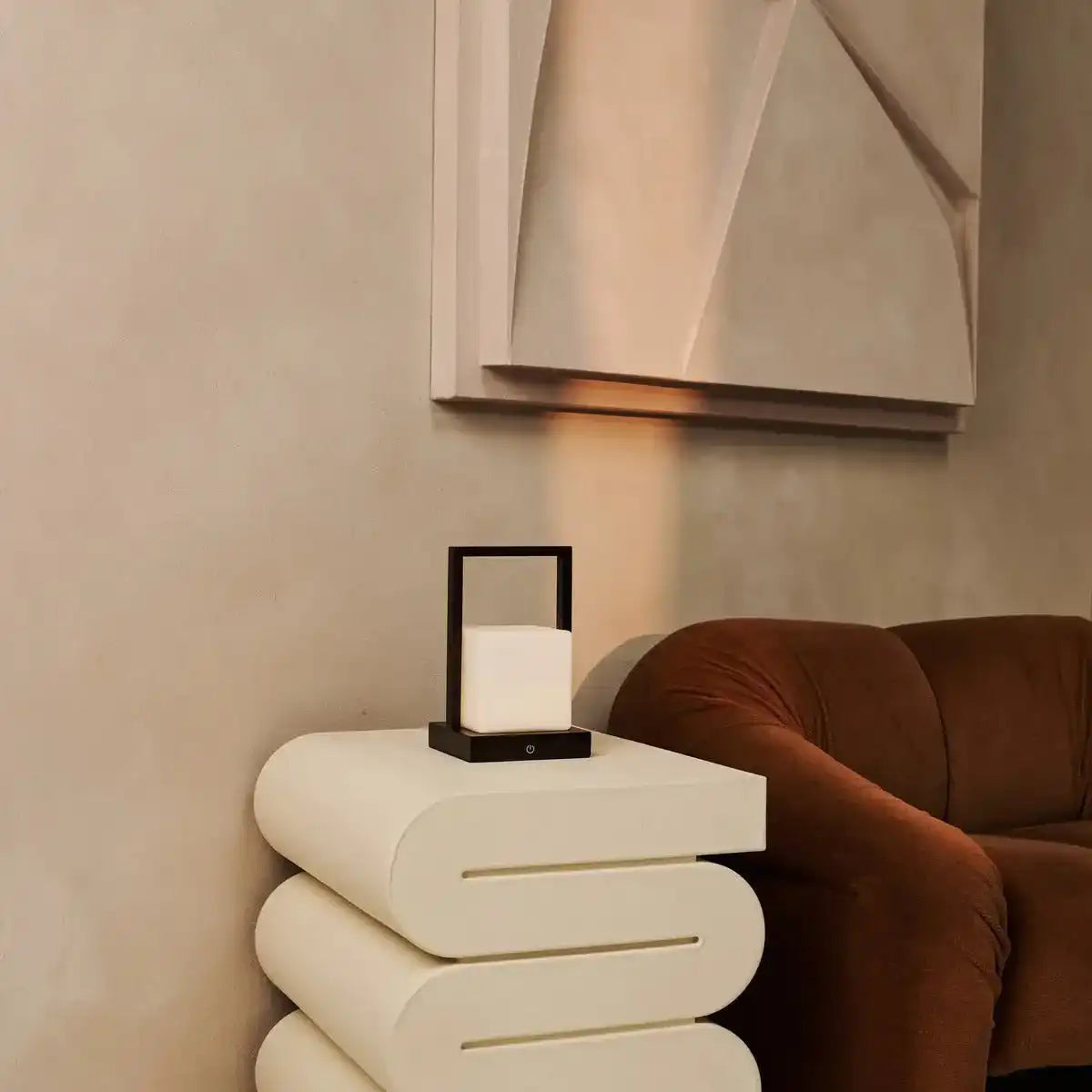 Noah dunkelbraune hölzerne wiederaufladbare Tischlampe mit Glas und Holzgriff