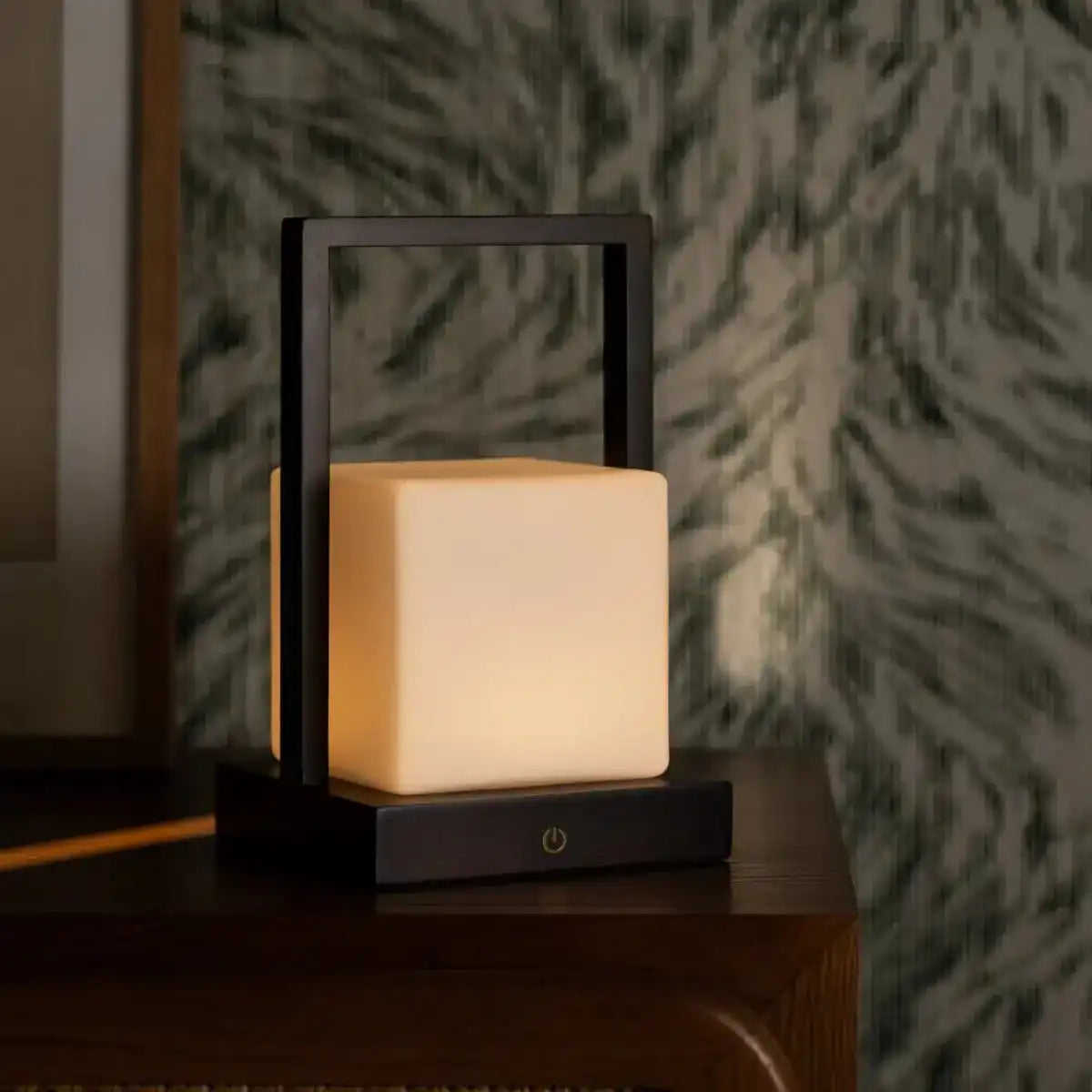 Noah dunkelbraune hölzerne wiederaufladbare Tischlampe mit Glas und Holzgriff