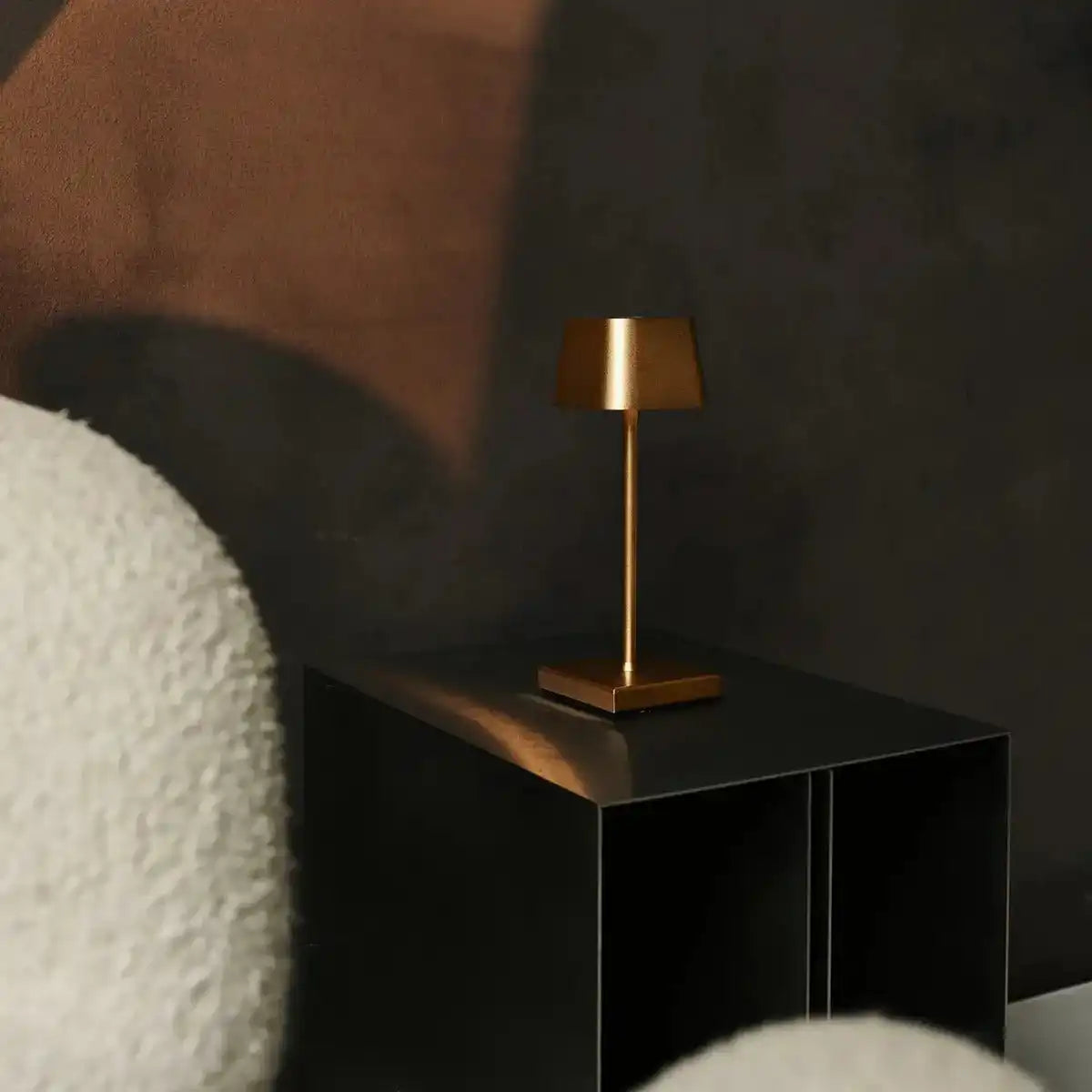 Combi Set Professional-8 x Sarphati Mini Gold wiederaufladbare Tischlampen & 1 x Zentralstation Wireless Ladestation mit Qi-Technologie