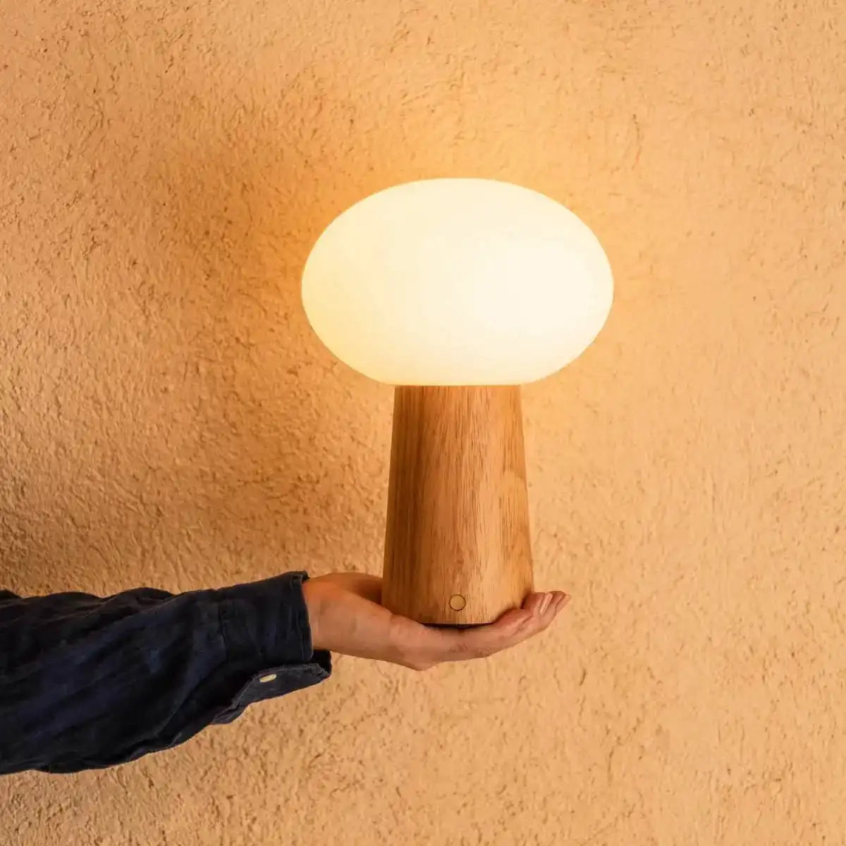 Max hellbraunes Holz wiederaufladbarer Tischlampe mit Glas & wiederaufladbarem Akku | Dimmbare und vielseitige Beleuchtung