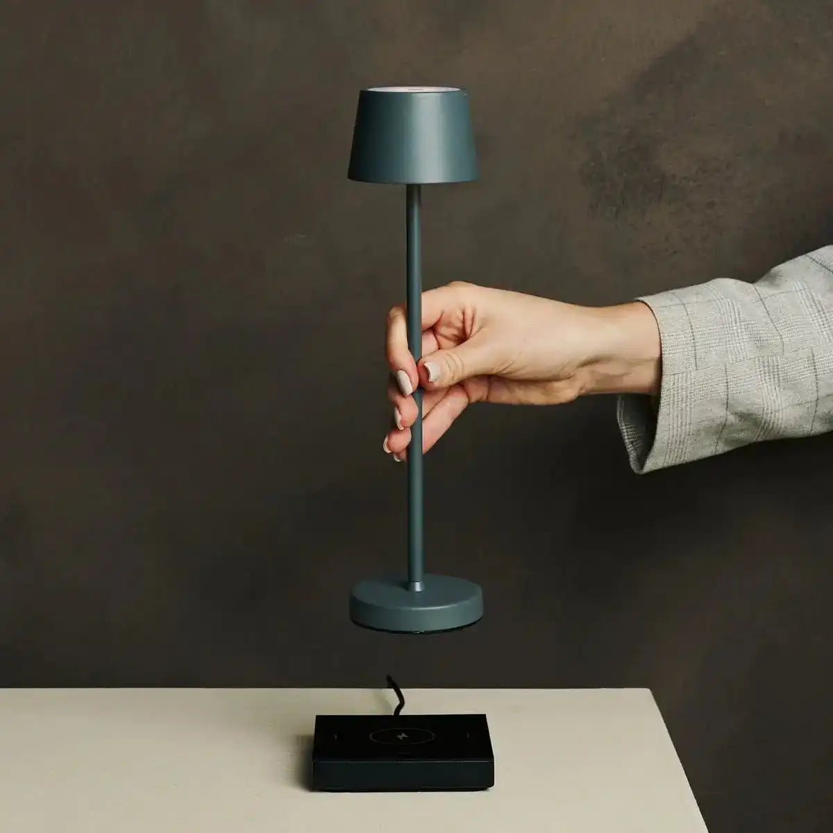 Vondel Mini Stone Grey wiederaufladbar und schnurlose Lampe perfekt für die Gastfreundschaftsbranche - drahtlos wiederaufladbar über Ladestation