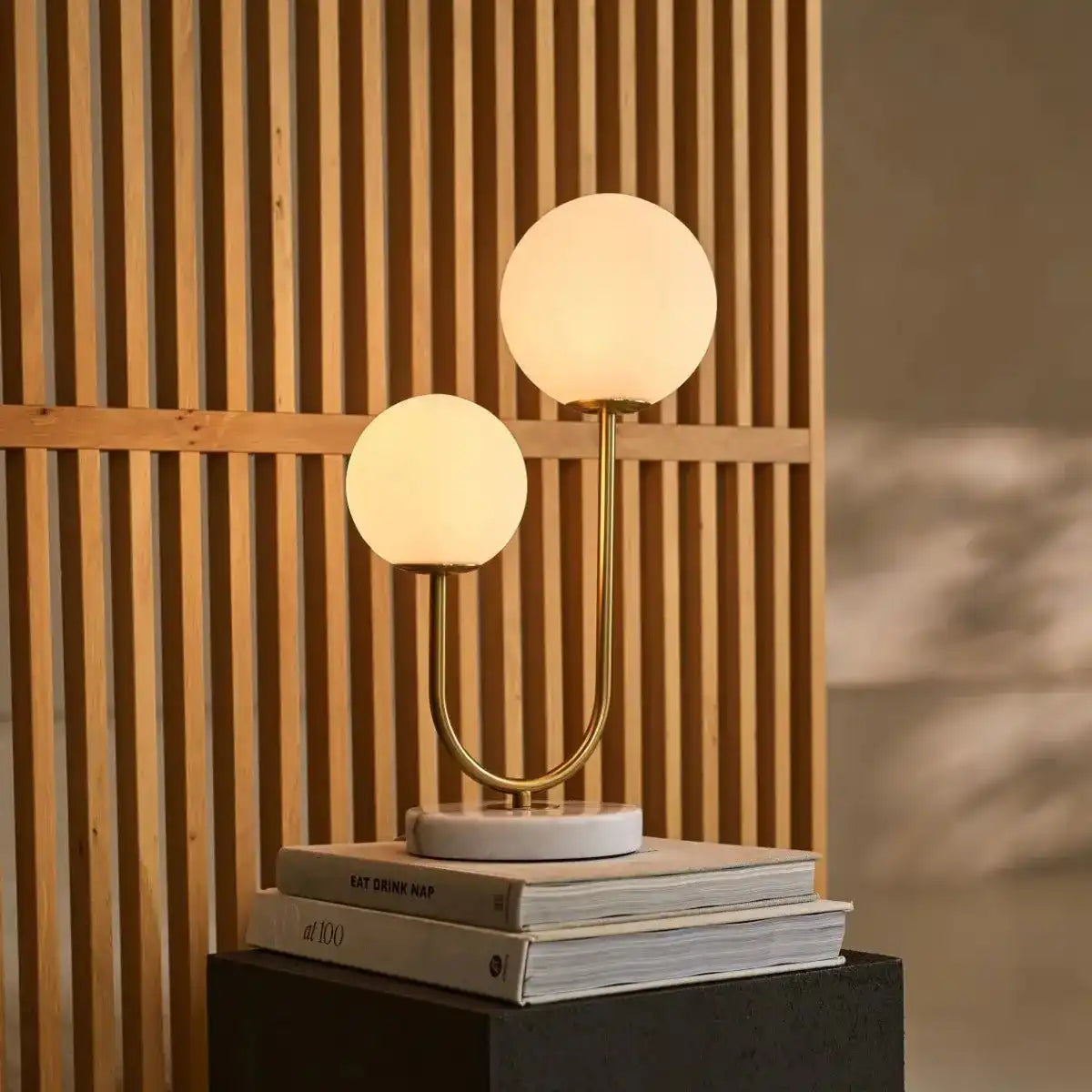 Giorgia Elegante Marmorlampe - Elegante Tischlampe mit gefrosteten Glasbirnen