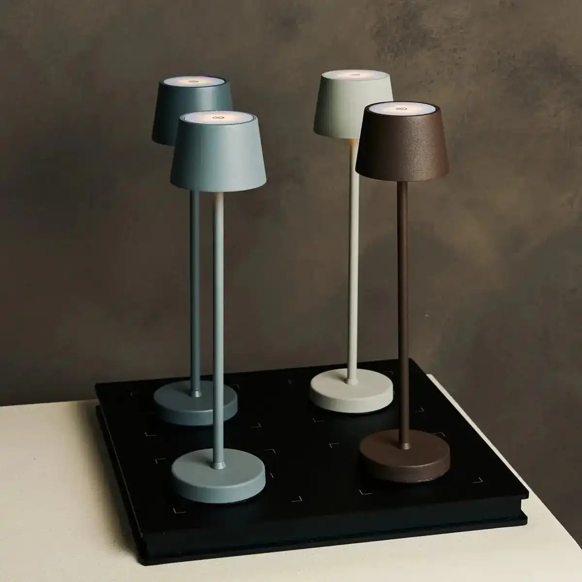 Vondel Mini Shadow Grey wiederaufladbar und schnurlose Lampe perfekt für die Gastfreundschaftsbranche - drahtlos wiederaufladbar über Ladestation