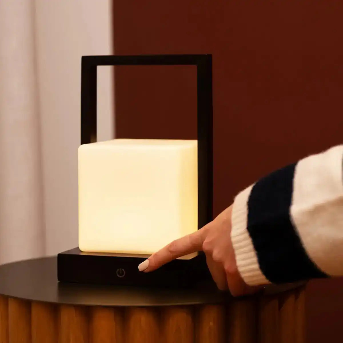 Noah dunkelbraune hölzerne wiederaufladbare Tischlampe mit Glas und Holzgriff