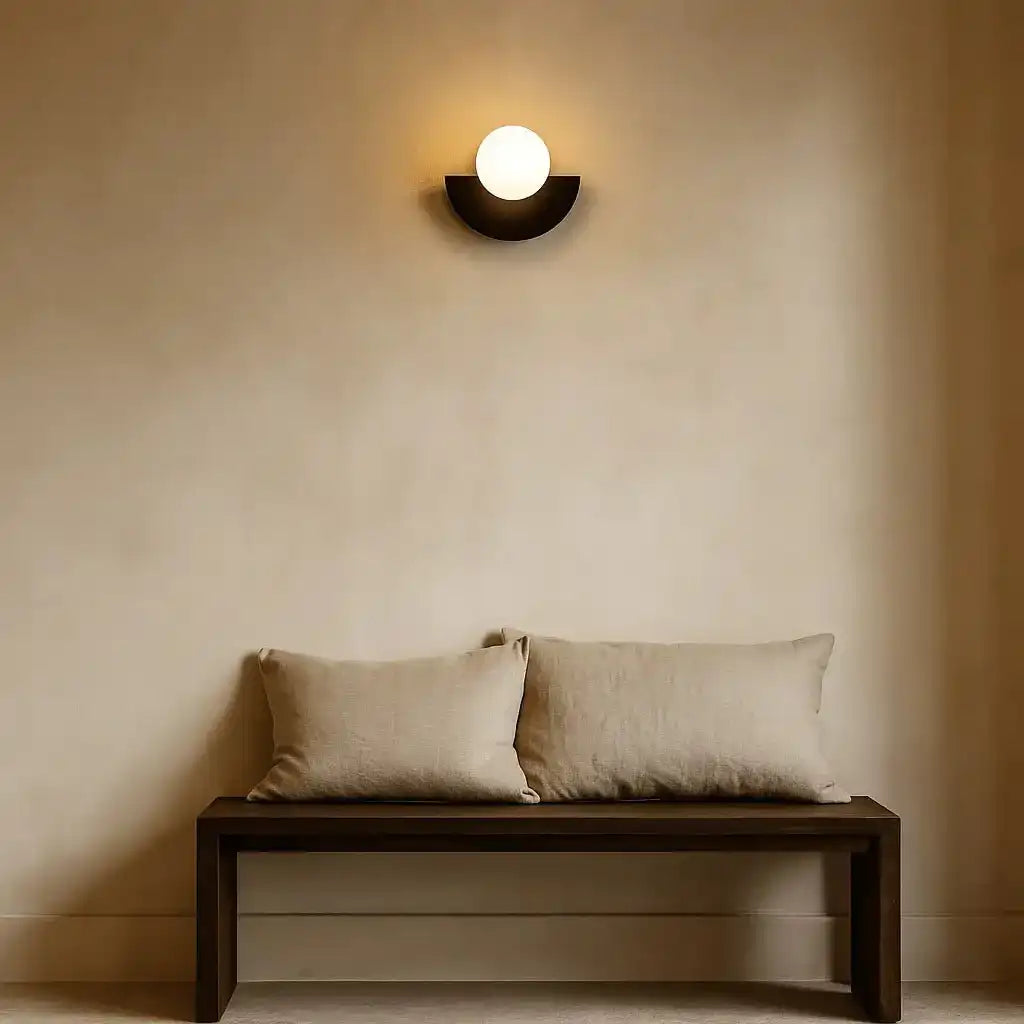 Kane Black Cordless Wandleuchte – wiederaufladbare Lampe aus Holz und Glas