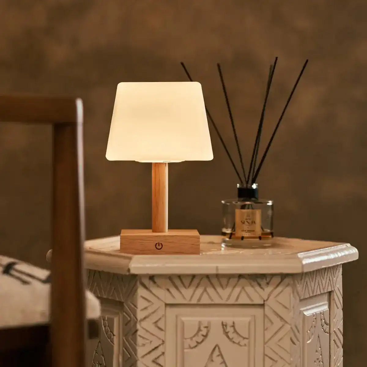 Tommy hellbraune Holztischlampe mit Glas - wiederaufladbare, dimmbare Lampe, kabelloser Beleuchtung