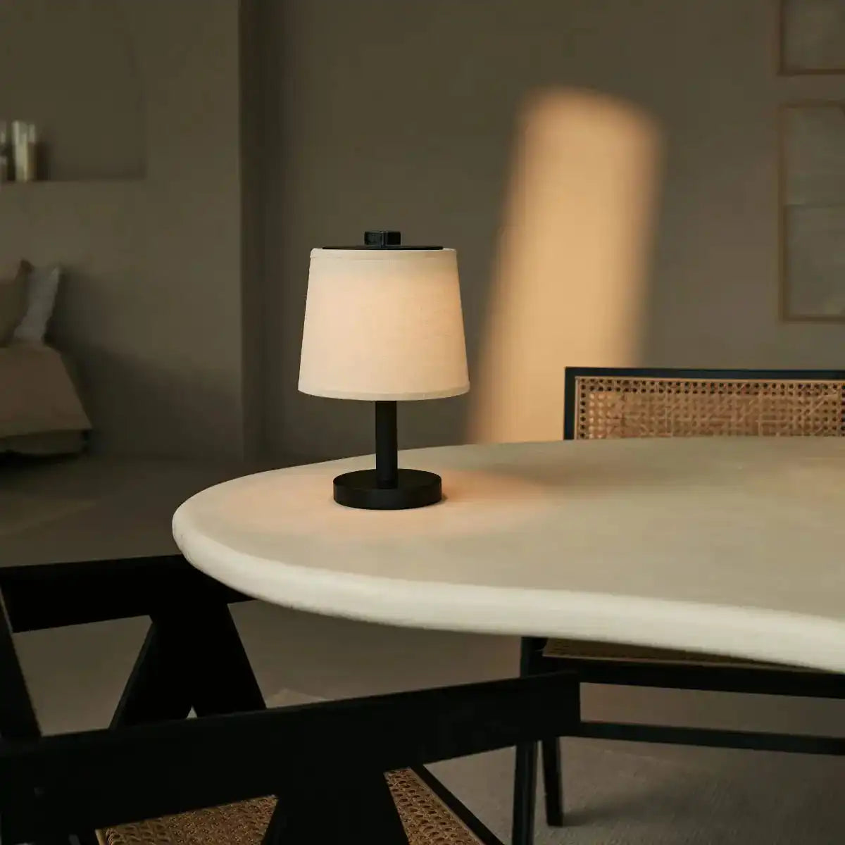 Rover Schwarze Holzlampe - wiederaufladbar, schnurlos und dimmbarer Schatten