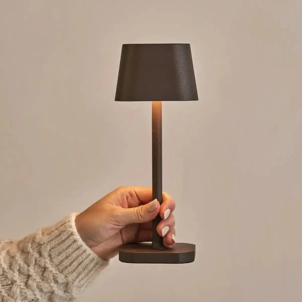 Ava Mokkabraune wiederaufladbare Tischlampe | Kabellos und dimmbar