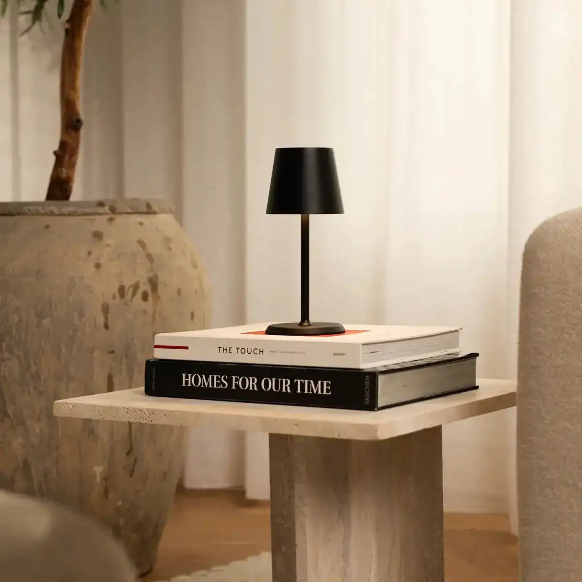 James Black wiederaufladbare Tischlampe aus Eisen – kabellos, dimmbar und elegant