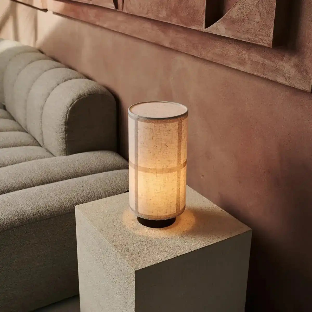 Sakura Dunkelbraune Tischlampe mit Leinenschirm | Handgefertigte und stilvolle Beleuchtung