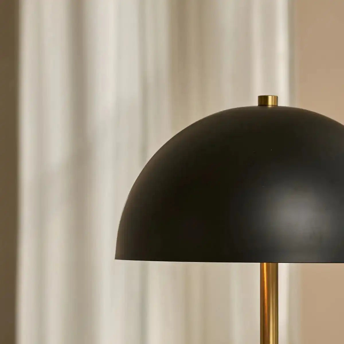 Lola Gold & Black Tischlampe – Elegantes Metalldesign mit Ein-/Ausschalter