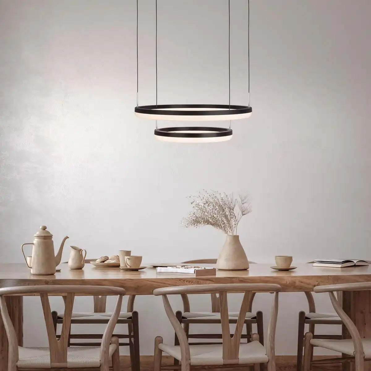 LED-CCT-Pendelleuchte "CIRCULO" aus schwarzem Metall und sandfarbenem Kunststoff, mit integrierter LED und vielen Funktionen, Ø 60 cm, 150 cm hoch.