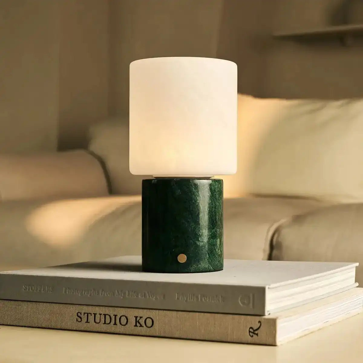 CuYP Green / Verde Alpi - Marmor wiederaufladbare Tischlampe - Schnurlos, USB -wiederaufladbar und bis zu 100 Stunden Laufzeit