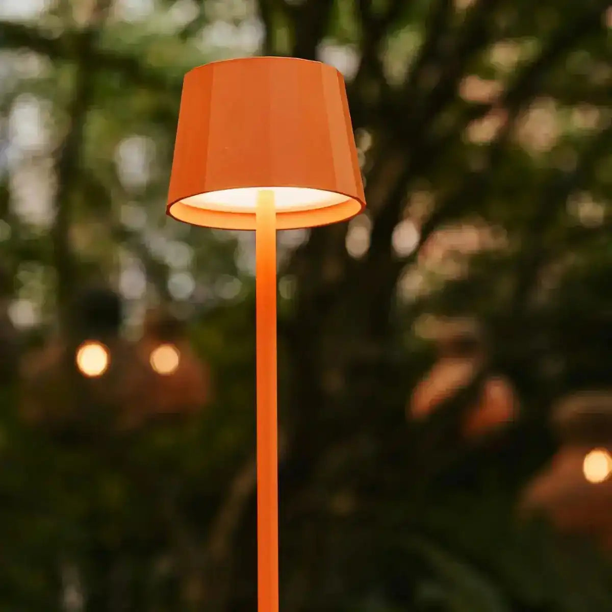 Combi Set Professional-4 x Wouter Blossom Orange wiederaufladbare Tischlampen & 1 x Amstel Wireless Ladestation mit Qi-technologyr