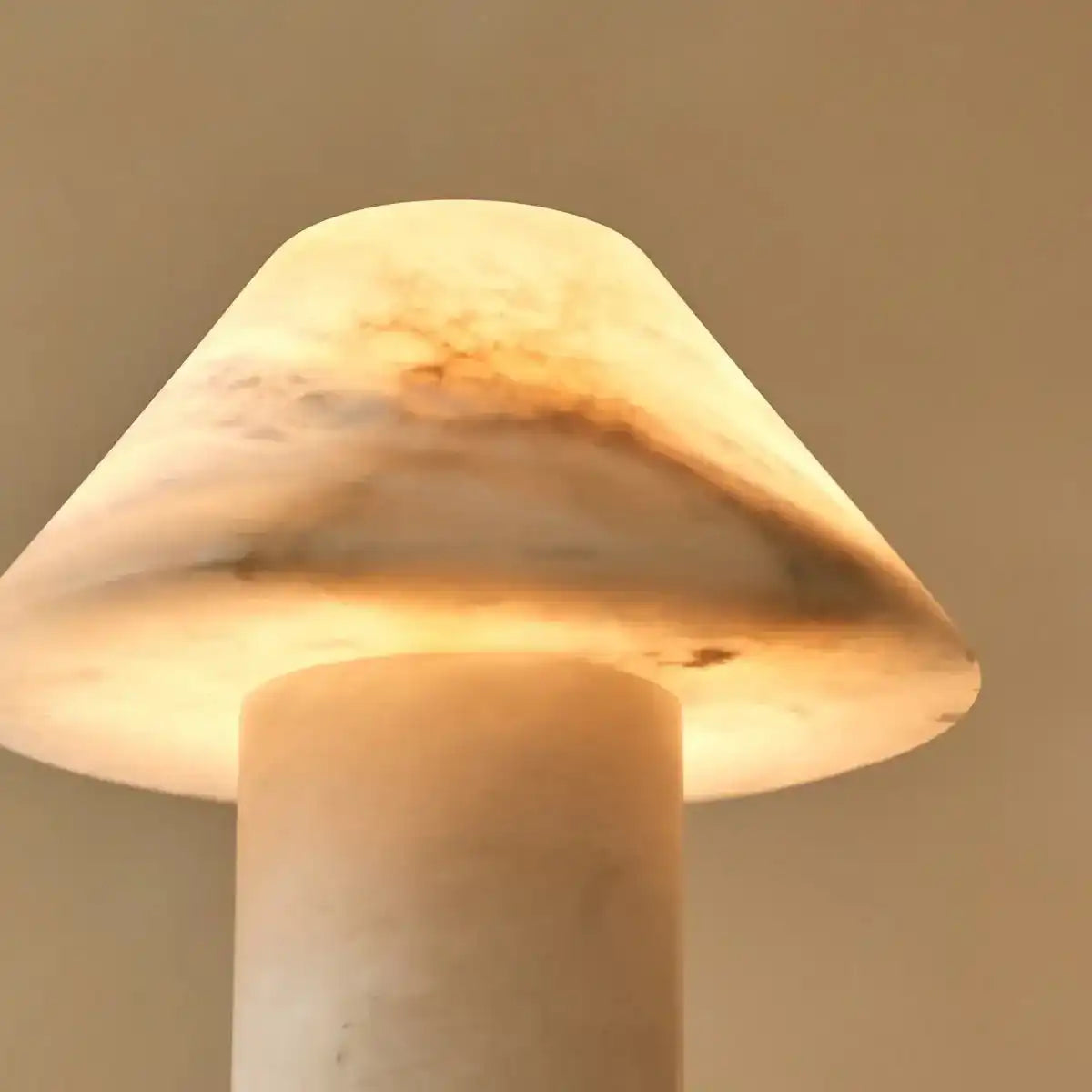 Stilvolle Alabasterlampe Eleonora – handgefertigt, einzigartiges Design mit sanftem Glanz