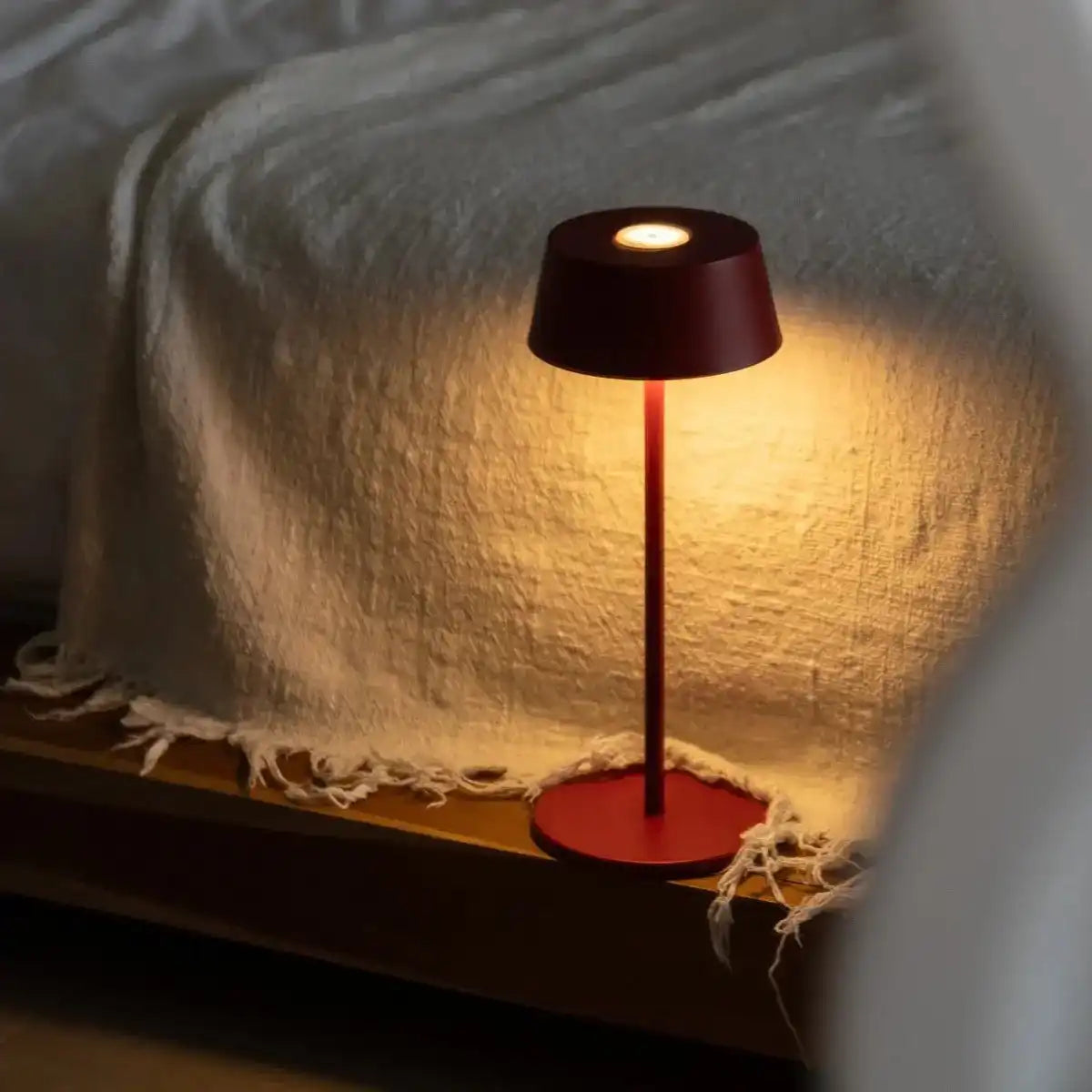 Hugo Berry Red Wiederaufladbare Eisen-Tischlampe – dimmbar, stilvoll und kabellos