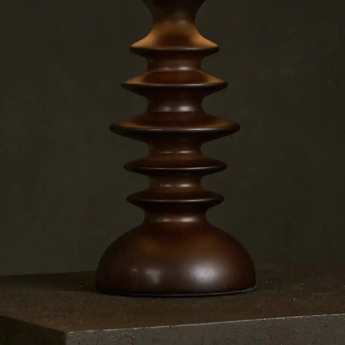 Bodhi Dunkelbraune Holzlampe mit beigem Lampenschirm – Elegante Beleuchtung für jeden Raum