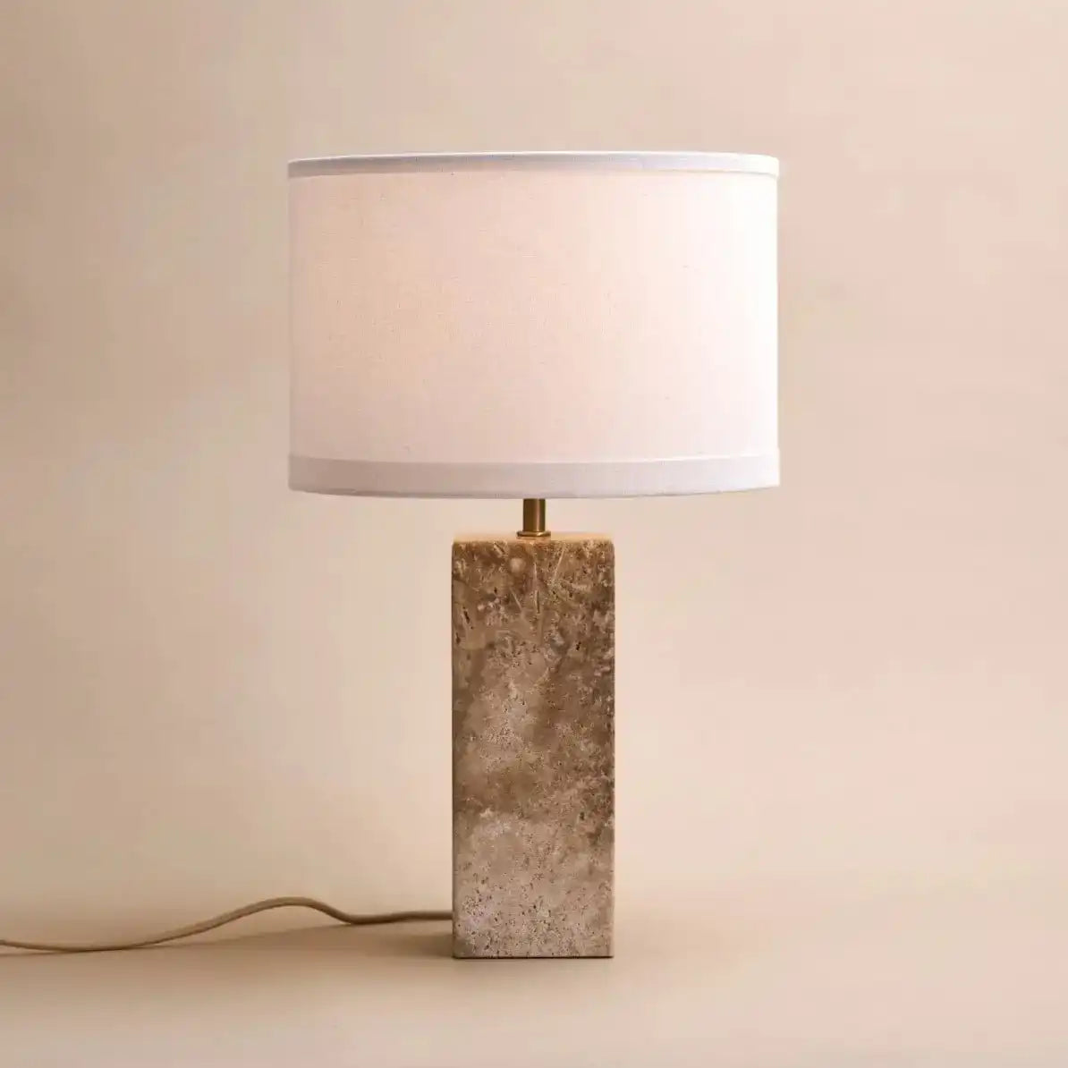 Rosie Travertinlampe – Eleganter Naturstein mit Baumwollschirm