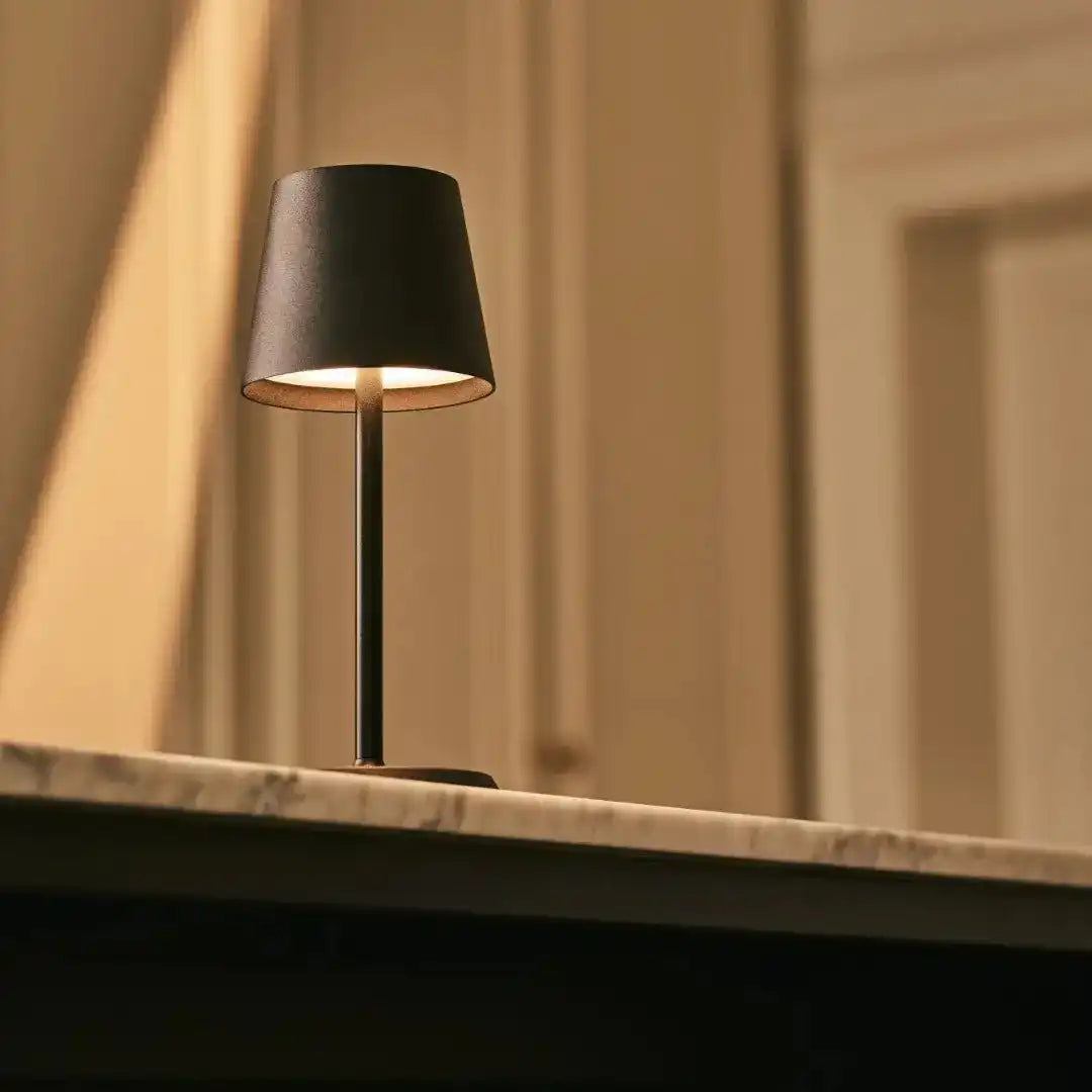 James Black wiederaufladbare Tischlampe aus Eisen – kabellos, dimmbar und elegant