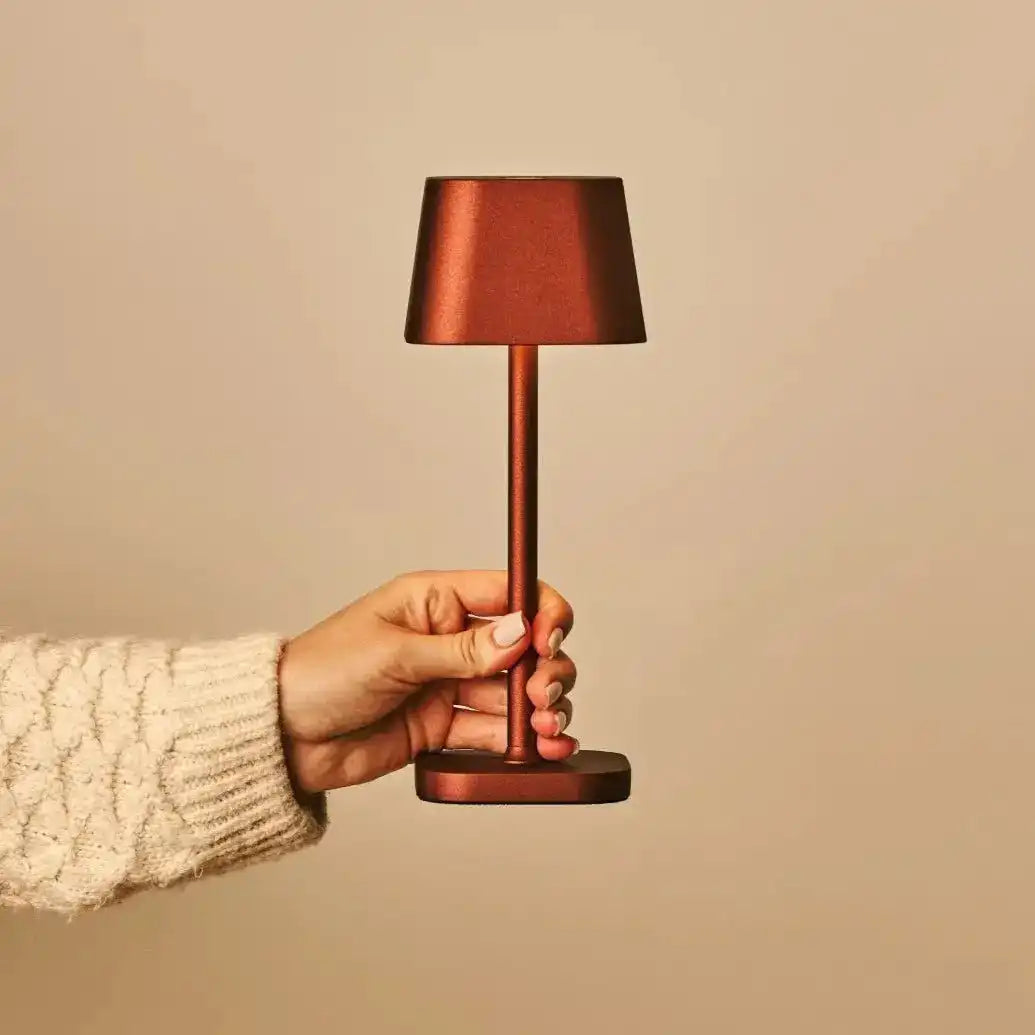 AVA Bronze - wiederaufladbare Tischlampe | Stilvoll, schnurlos und dimmbar